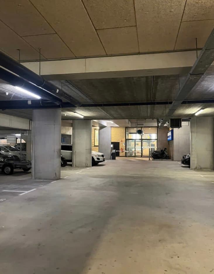 Beveiligde overdekte parkeerplaats – 24/7 toegang