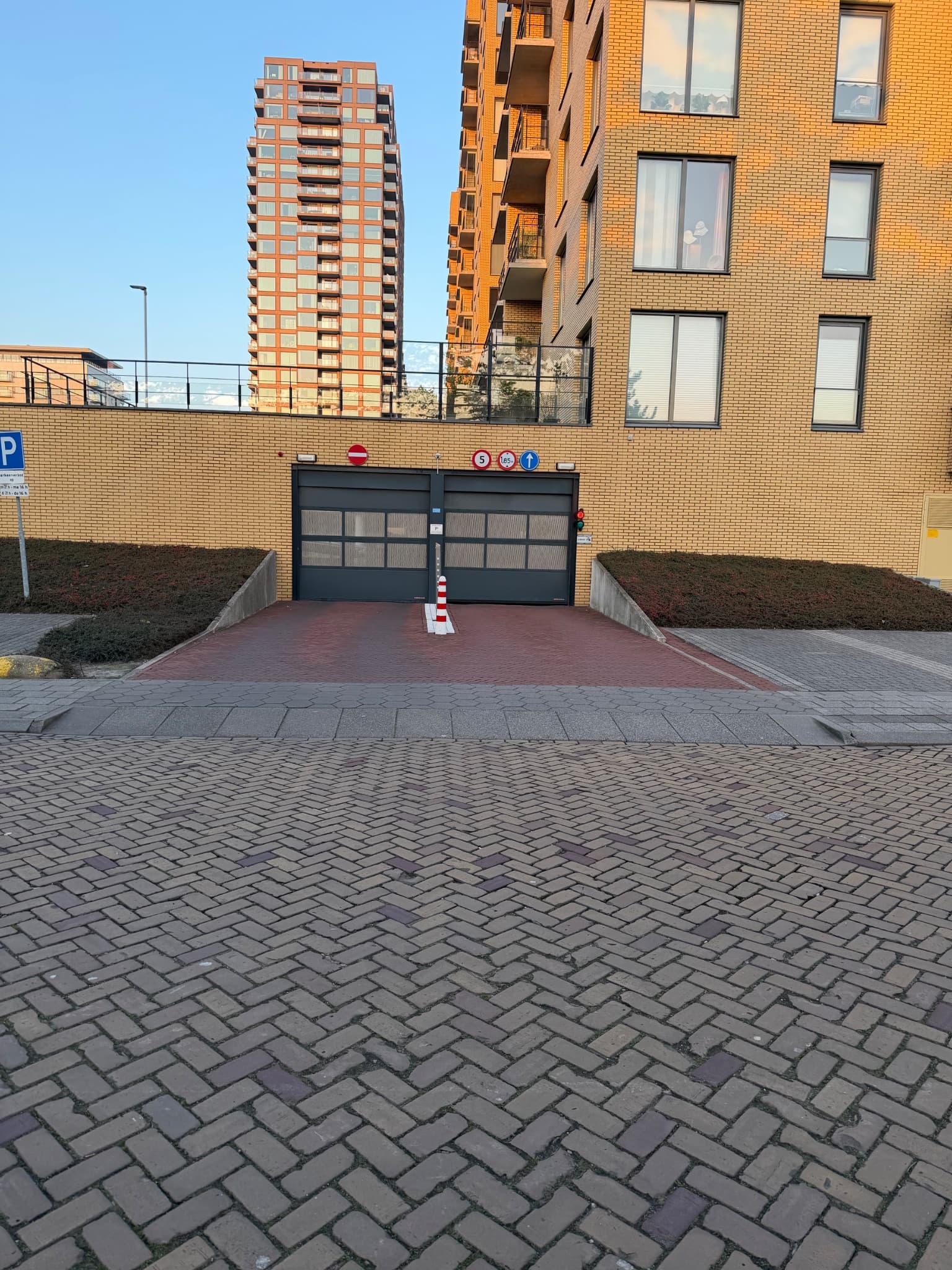Overdekte parkeerplaats vlakbij de Bogaert, Rijswijk