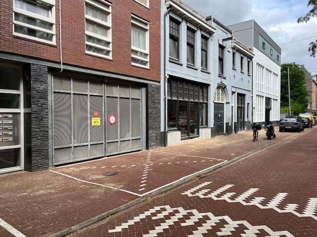 Overdekte parkeerplaats gelegen in afgesloten parkeergarage onder het appartementencomplex Kostverlorenhof aan de Gilles van Ledenberchstraat 114