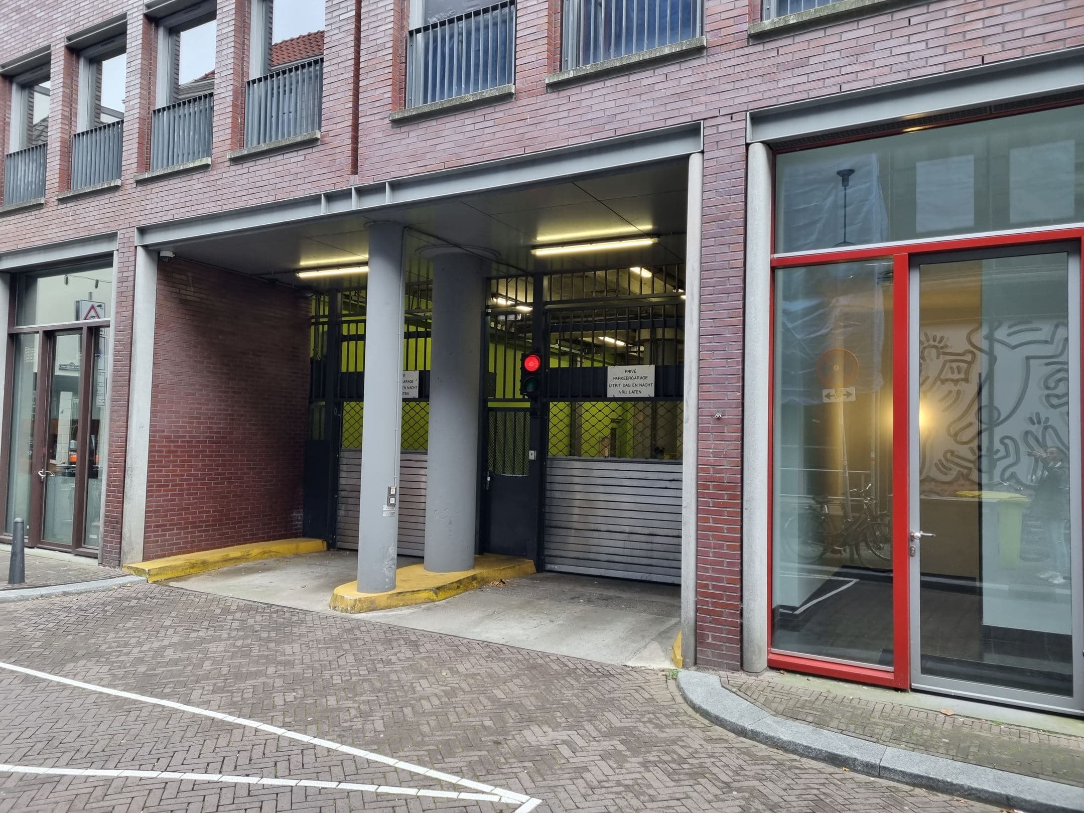 Inpandige parkeerplaats in een afgesloten garage van ca. 10m2 te huur in hartje centrum Den Haag!